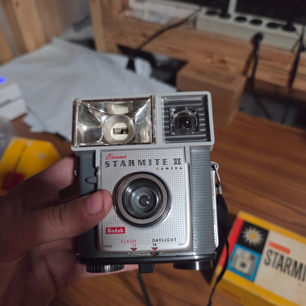 Vintage Kodak Brownie Starmite II Camera 127 Film Outfit with Original Box - Picture 2 of 7